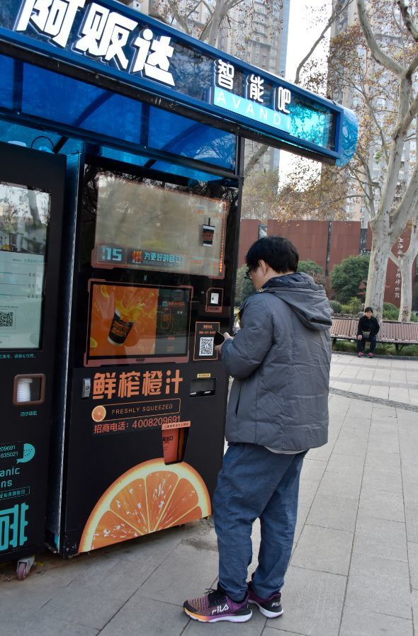 和朋友们一起来购买也不怕等得时间太久,机器可支持同时制作4杯橙汁.