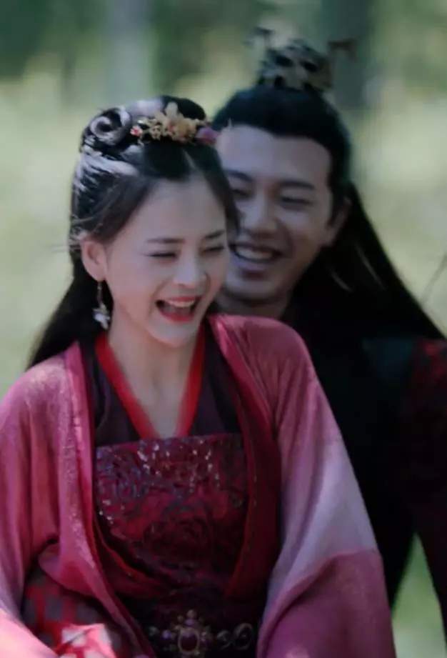 卢蒽洁穿西装短裙,搭配带感,优雅十足