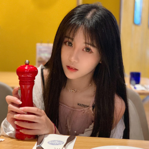 杨清柠晒纤细双腿,看到坐在泳池沙发上的样子,网友:有80斤?