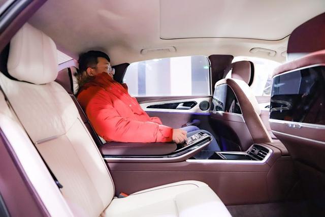 身高179cm,体重90kg左右的体验者坐进红旗h9的前排,头部空间表现较为