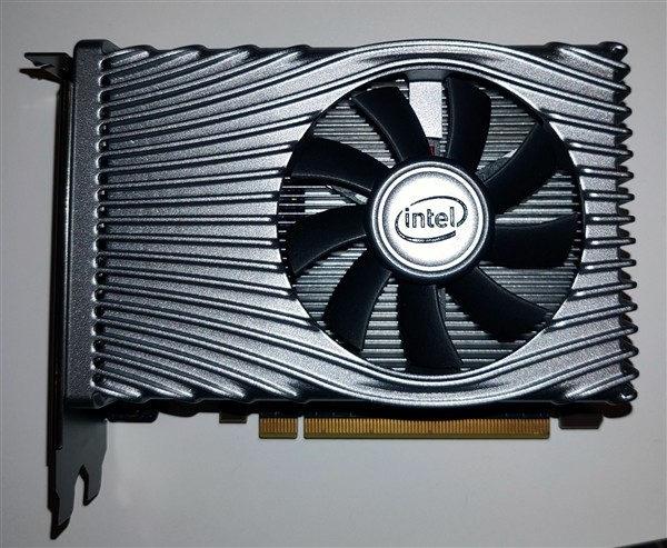 intel xe独立显卡首秀:小巧可爱的开发卡