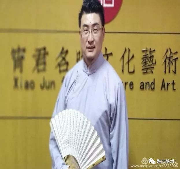 李鸣智北京嘻哈包袱铺相声演员,师从高晓攀,表演中语言紧凑,张弛有度