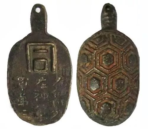 "鱼袋也是"三品以上饰以金,五品以上饰以银".金龟婿与唐代