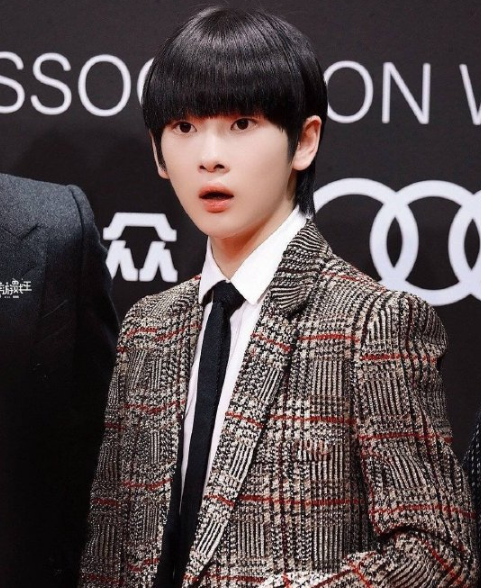 本以为周震南娃娃头够帅了,看到"脏辫发型"后,网友:太a了吧!