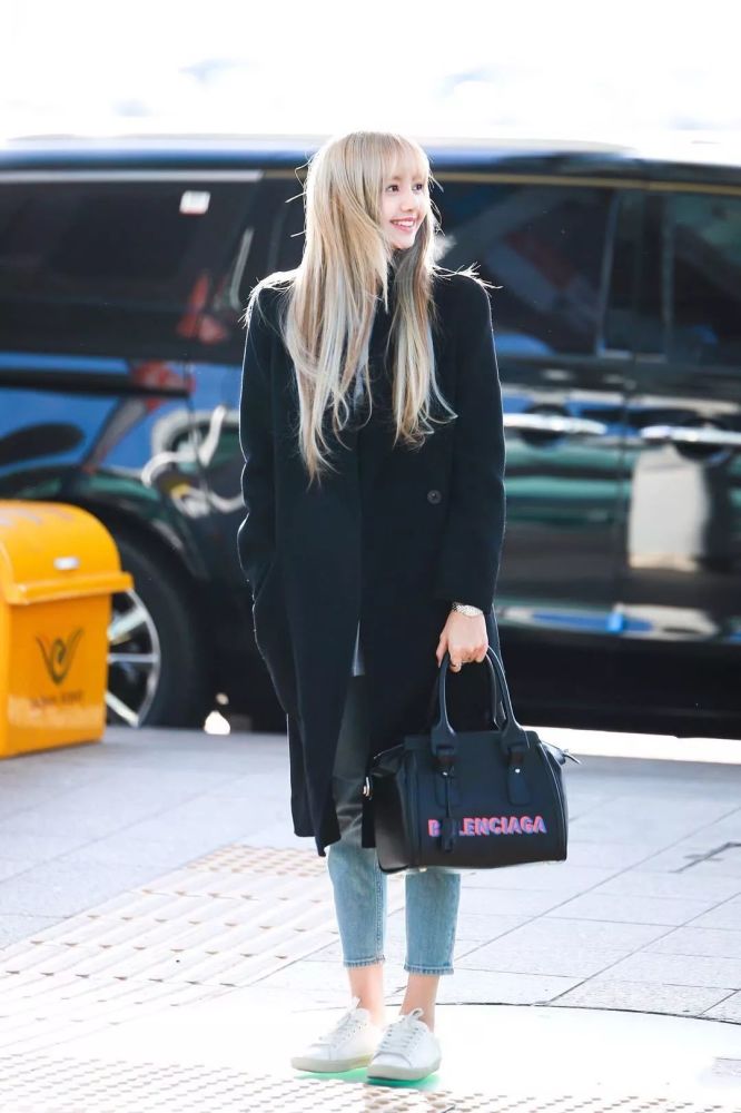 韩国女星lisa亮相广州发布会,西装遮不住逆天长腿,身材火辣惹眼