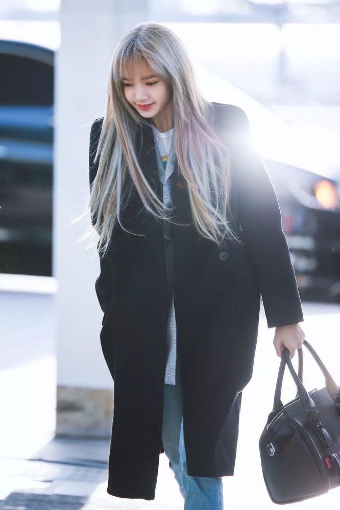 韩国女星lisa亮相广州发布会,西装遮不住逆天长腿,身材火辣惹眼