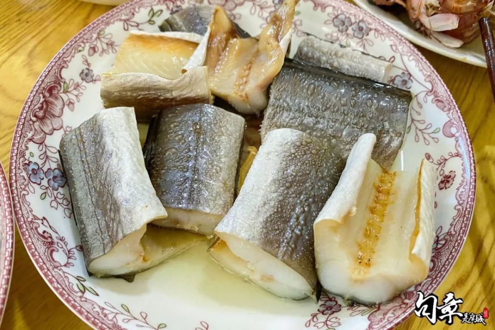 即便是晒鳗鱼,这其中也能细分许多铺着晒的叫风鳗鲞,吊着晒的叫风鳗筒