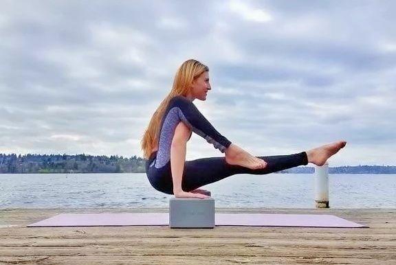 瑜伽手臂支撑体式这样做,可以正确启动手臂力量,避免手腕疼痛