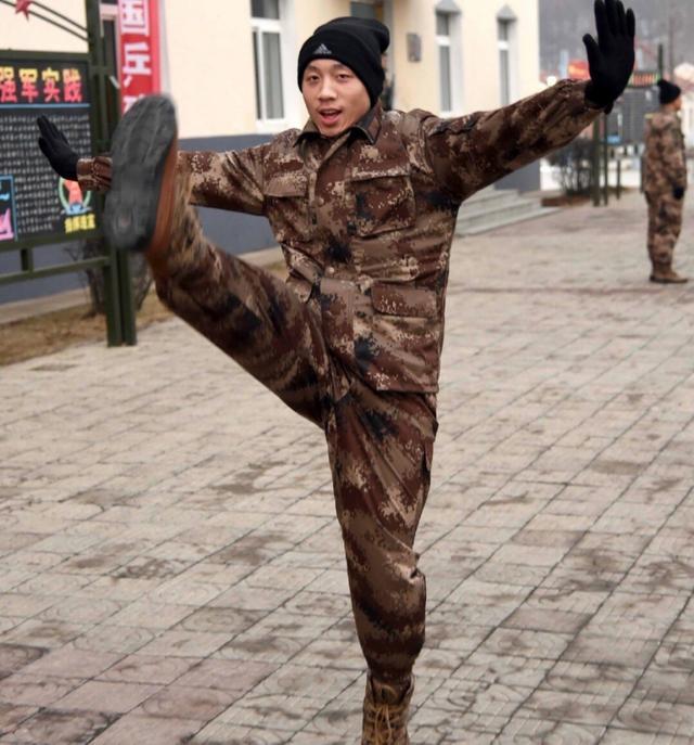 据说,冬训期间,解放军战士对国乒主力非常喜欢,抢着帮他们叠被子.
