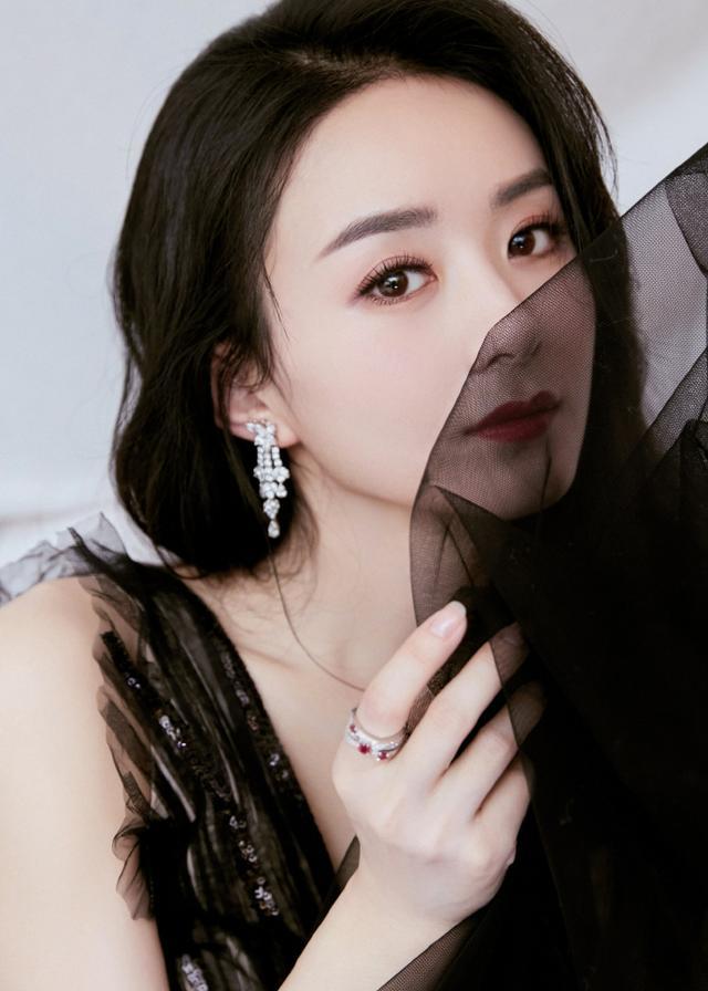 赵丽颖现身盛会 穿礼服美如黑天鹅 与刘亦菲同框比美 腾讯新闻