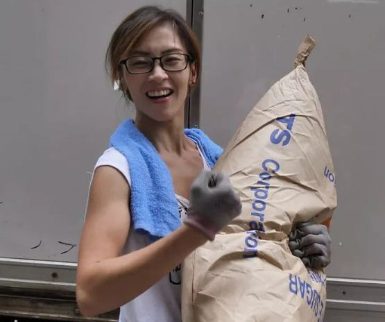 他被称香港"最美搬运工"?打工10年爱上内地富二代,如今成这样