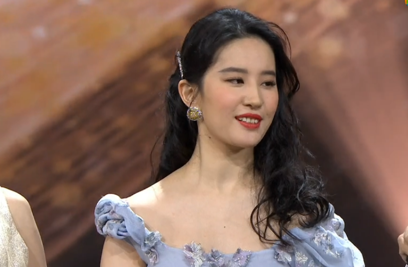 微博之夜:杨紫瘦到脸比郑爽小,刘亦菲胖到制服