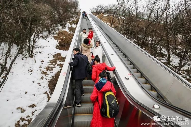 陕西汉中银装素裹的龙头山