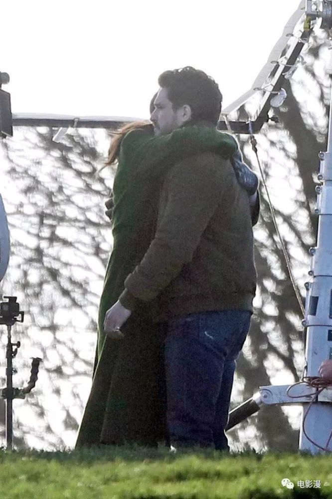 有拥抱戏份嘉玛陈和基特哈灵顿现身永恒族片场