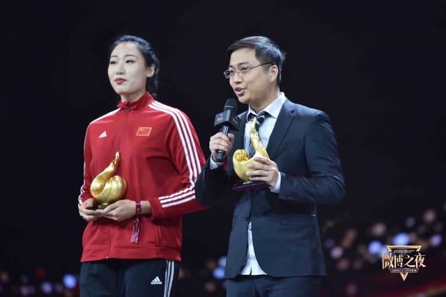 美刘晏含代表中国女排登台领奖妆容精致明艳动人