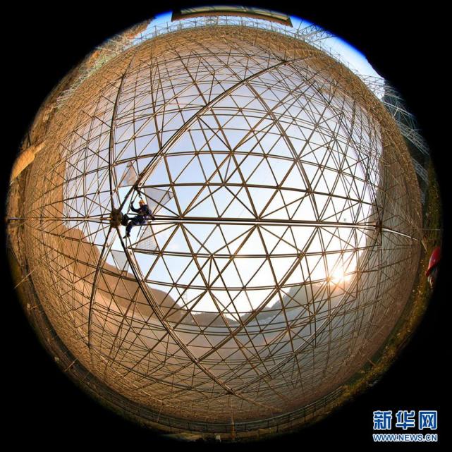 1月9日，工作人员对FAST反射面板进行检修。 新华社记者 刘续 摄
