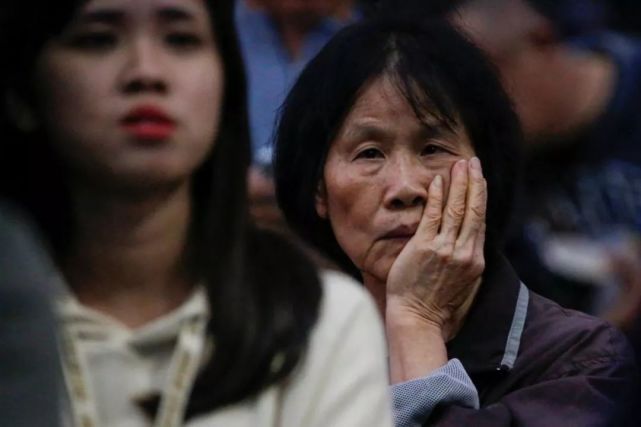一名国民党支持者在台湾高雄全神贯注地跟进选举情况(图源:路透社)