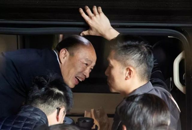 韩国瑜投完票离开投票站(图源:路透社)