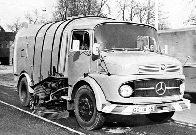 1959年推出的奔驰卡车设计与早期乌尼莫克相似国内曾引进