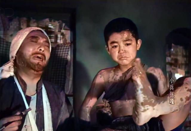 与嘎子相依为命的奶奶,一看就是个慈祥善良的老人.