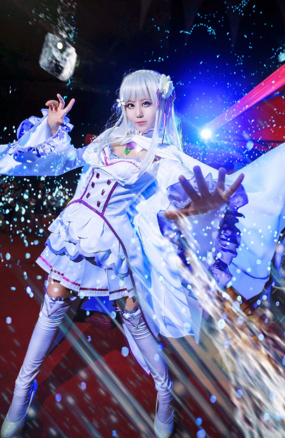 coser才12岁因腿太长将乳胶袜穿成堆堆袜看到全身照愣了