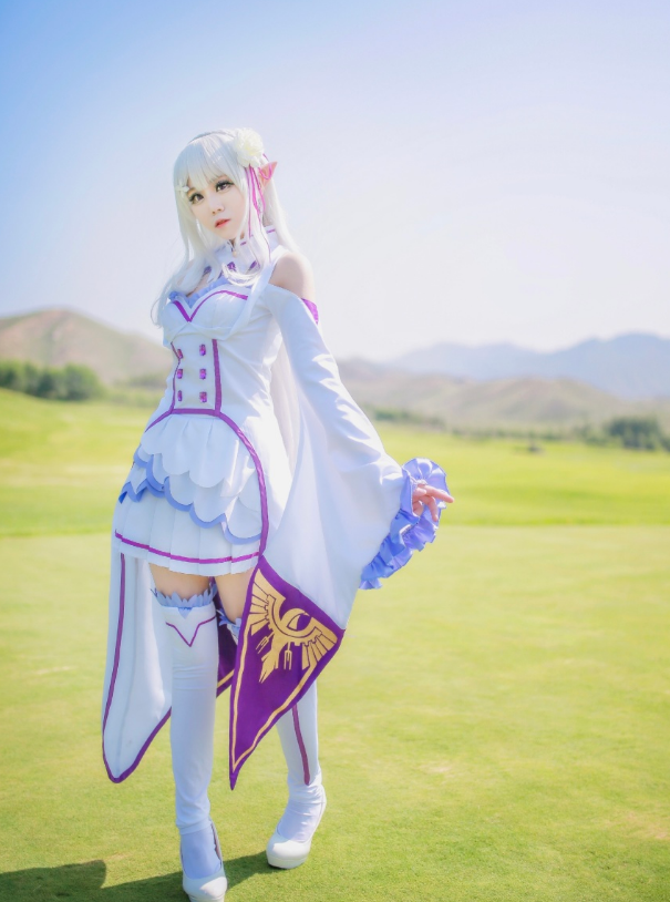 coser才12岁因腿太长将乳胶袜穿成堆堆袜看到全身照愣了