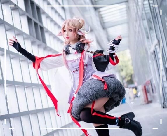 小萝莉cos艾雅法拉,当她抬腿的那一刹那,"丝带袜"让人看傻眼!