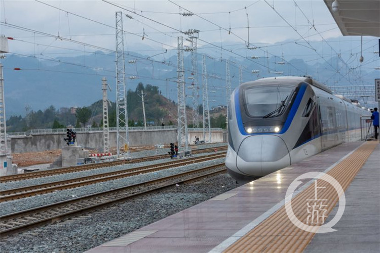 黔江至长沙首列动车出发全程5小时12分钟票价190元起