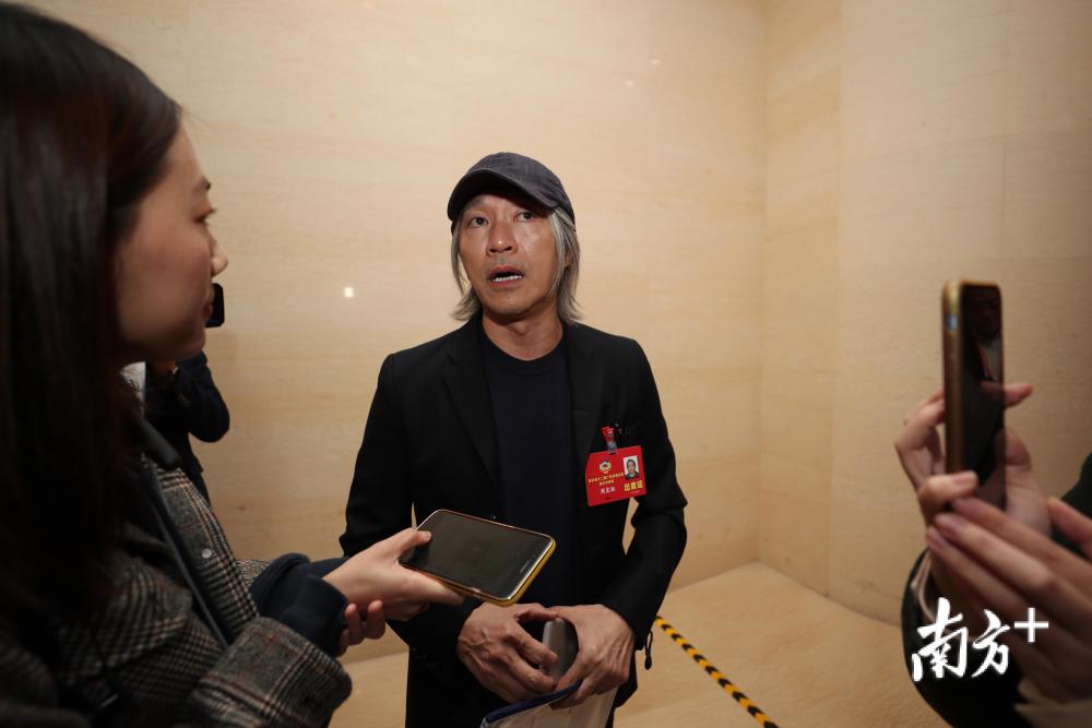 周星驰现身广东政协会议,为大湾区电影合作代言