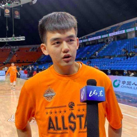 扣篮大赛的预赛,来自吉林大学的唐浩博是唯一的大学生球员.
