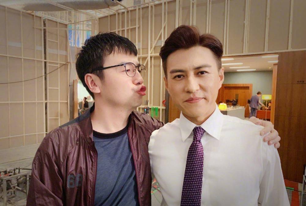 靳东发收官长文感慨良多与袁泉合照占c位蓝盈莹却未被提及