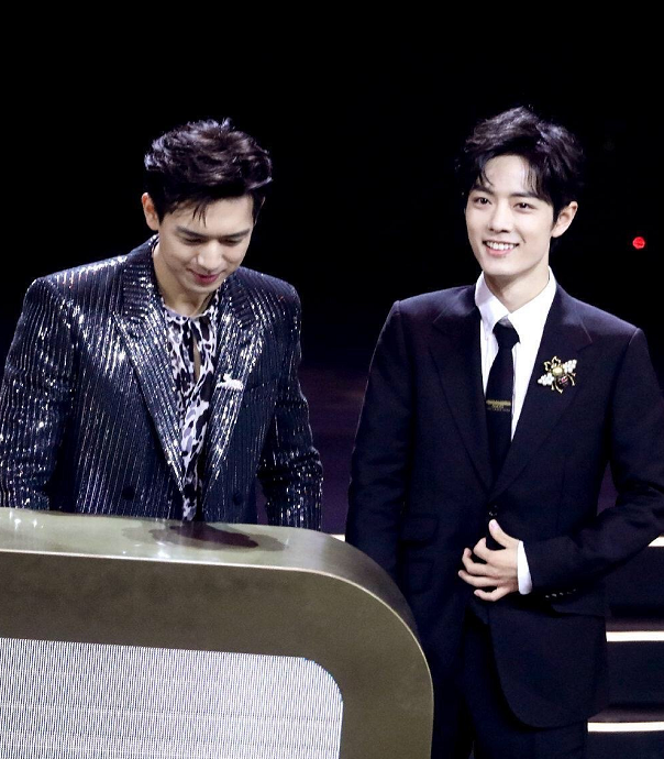 李现与肖战同时上台领奖,看到两人见面时的表现,暴露真实素养