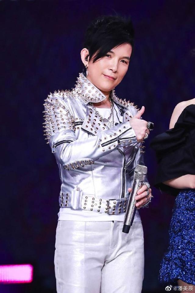 潘美辰为81岁父亲庆生哥哥吸吮手指抢镜,兄妹俩不嫁娶伴父母终老