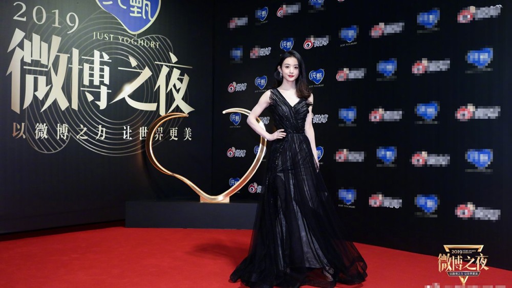 微博之夜造型:郑爽粉色公主裙,王一博铆钉皮衣套装,热巴太性感