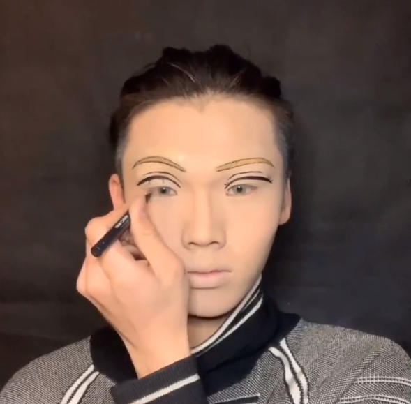 00后男生仿妆"哈尔",一开始并不看好,成品一出:动漫你来演!