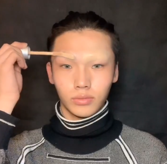 00后男生仿妆"哈尔",一开始并不看好,成品一出:动漫你来演!