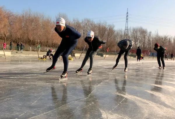 三九时节锦州人尽情享受冰上乐趣,冰雪