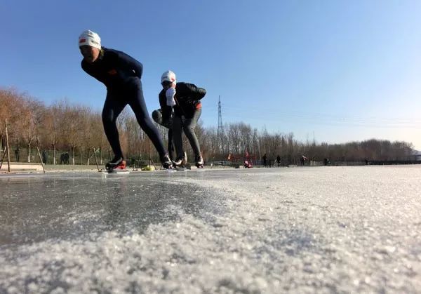 三九时节锦州人尽情享受冰上乐趣,冰雪