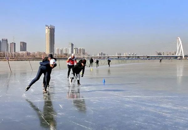 三九时节锦州人尽情享受冰上乐趣,冰雪