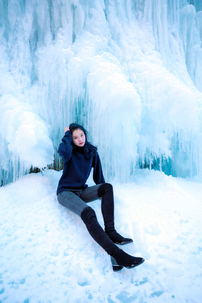 网红冰瀑人像作品假装在冰岛