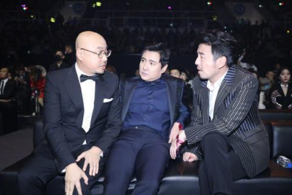 沈腾自带"炕头"参加节目!与雷佳音同框笑点不断,像极了老头带孙子