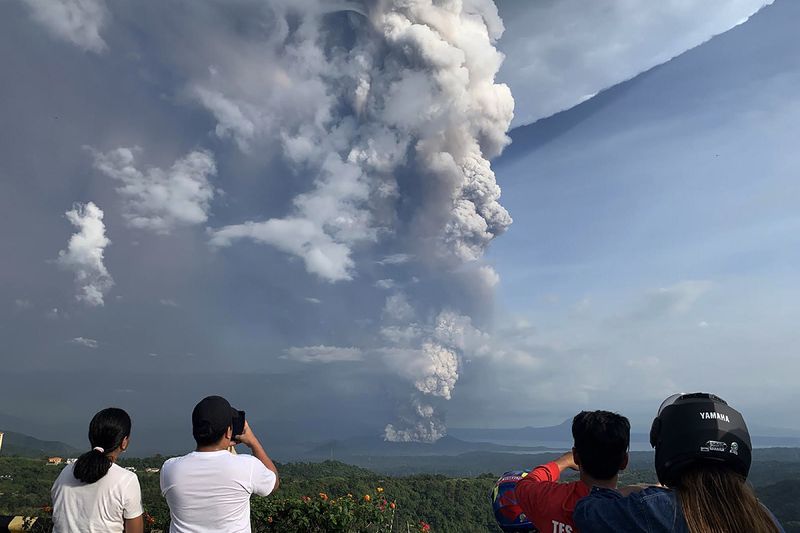 12日,菲律宾首都马尼拉附近的塔尔火山喷发,迫使数千居民撤离