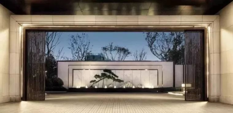 夜幕降临,仍有它独特的魅力,山水景墙搭配景观灯,营