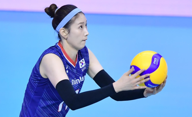 上一场因伤缺阵的金软景本场比赛首发出战,此外还有主攻李在英,副攻