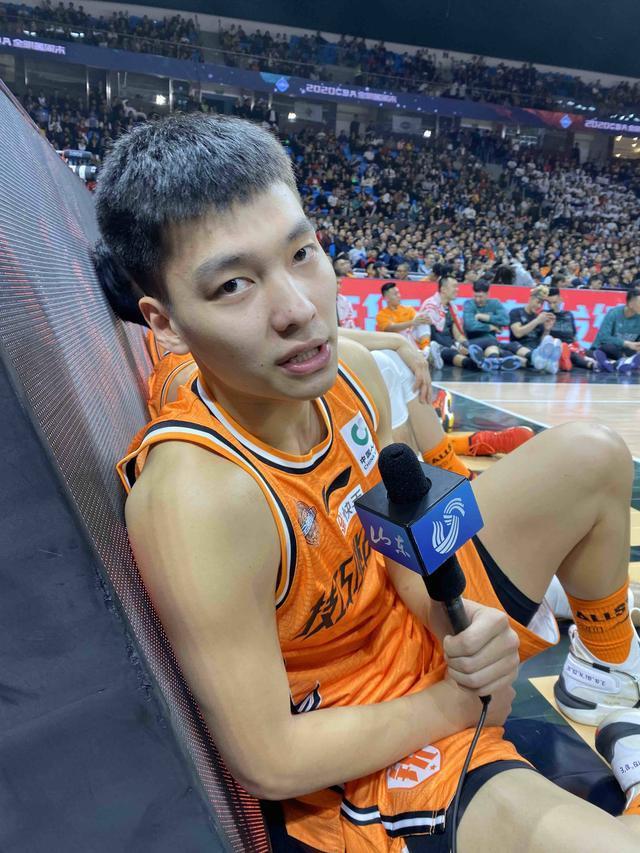 在决赛中,黄旭和洋葱哥登场,陈培东以及王俊杰各自进行对决,王俊杰一