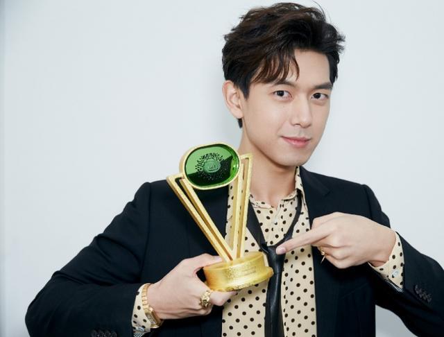 微博之夜杨紫李现表现圈粉,李现还叮咛杨紫,小