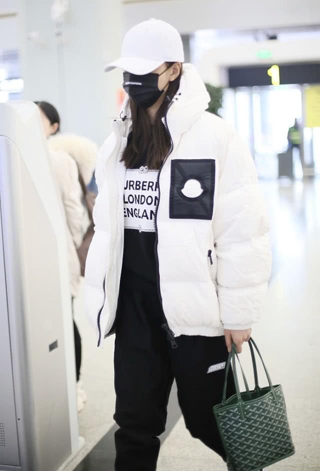 沈梦辰机场好低调戴口罩加棒球帽遮脸穿黑白服饰装扮显帅气
