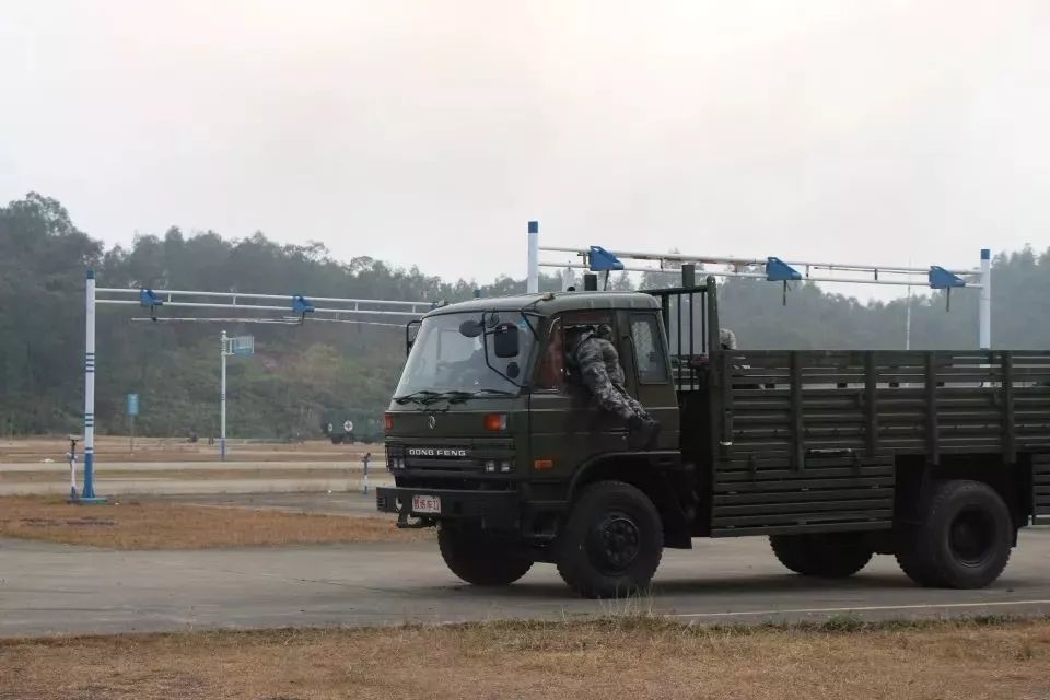 驻港部队兵哥哥的车技太秀了