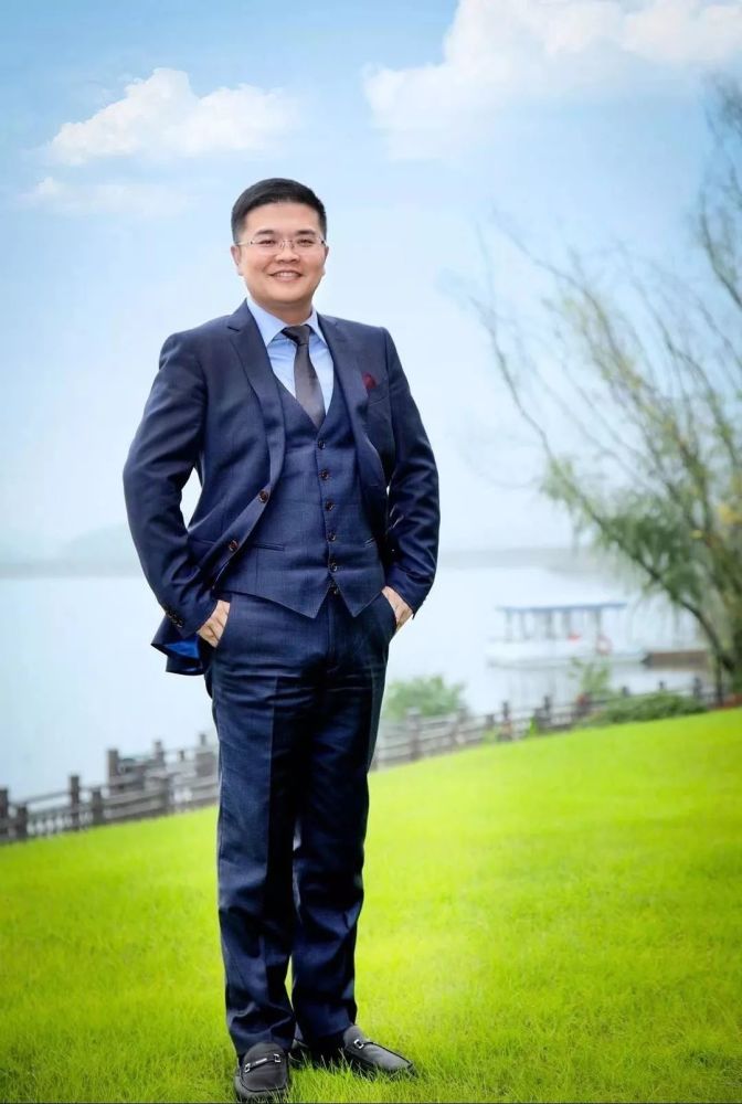 刘森峰仰望星空播撒实地