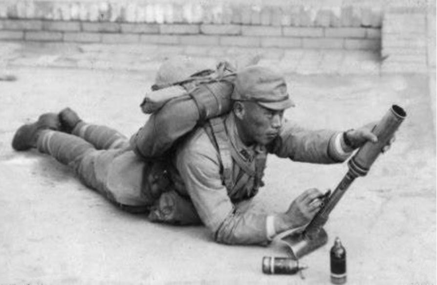 抗日剧里常见的掷弹筒到底如何瞄准难道真的是用大拇指比对